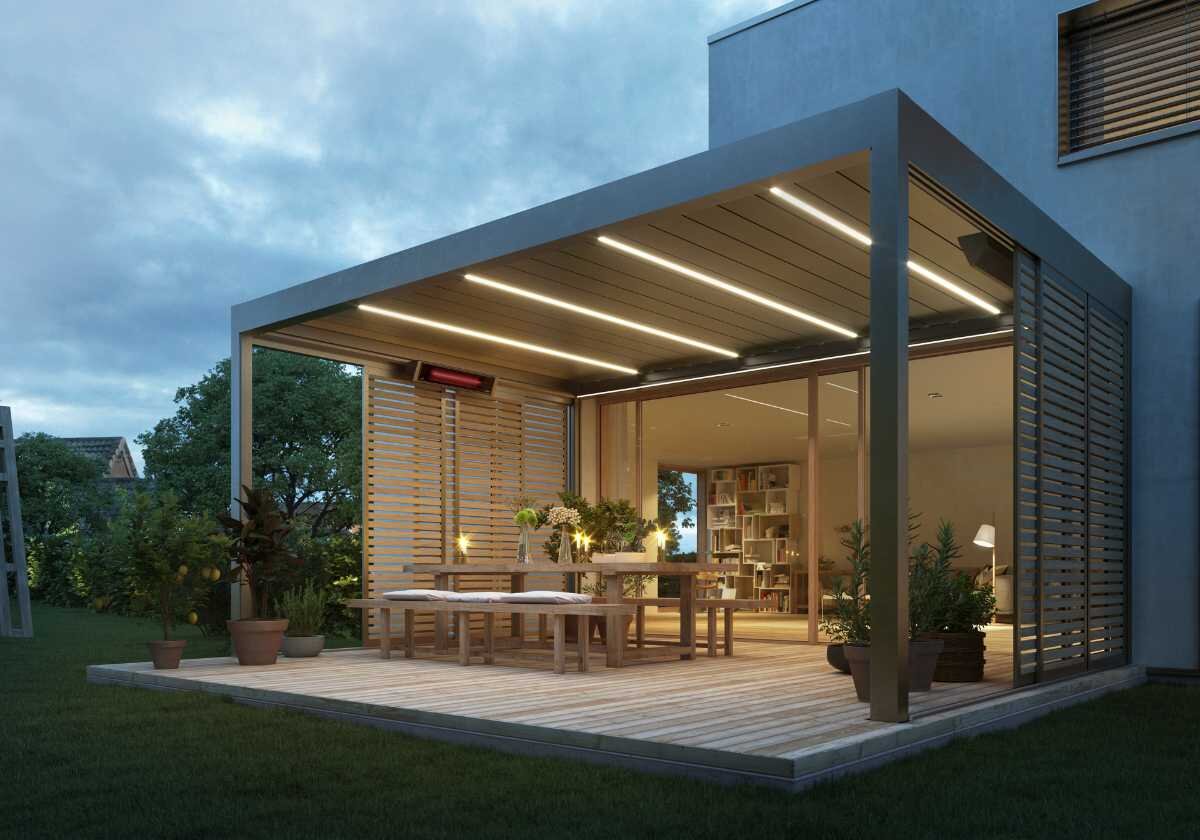 Moderne überdachte Terrasse mit LED-Beleuchtung und Gartenmöbeln