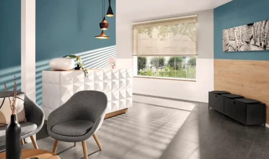 Wohnzimmer mit weißen Jalousien am Fenster und moderner Einrichtung