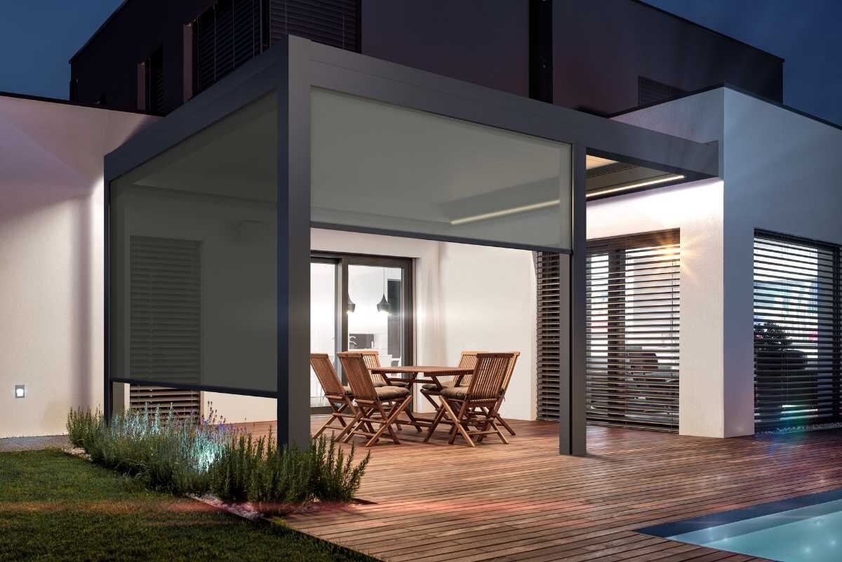 Moderne Überdachung auf einer stilvollen Terrasse mit Holzstühlen
