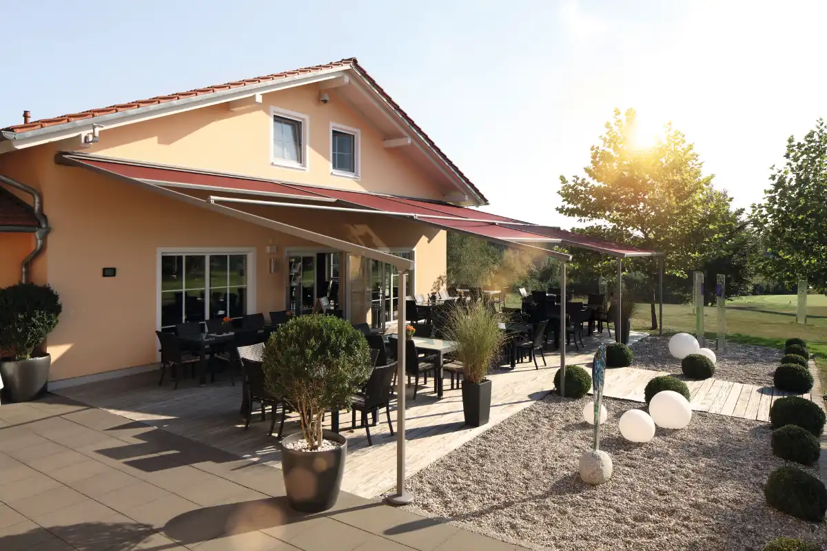 Sonnige Terrasse mit moderner Pergolamarkisen