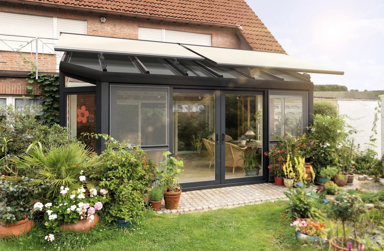 Moderner Wintergarten mit Pflanzen im Vordergrund