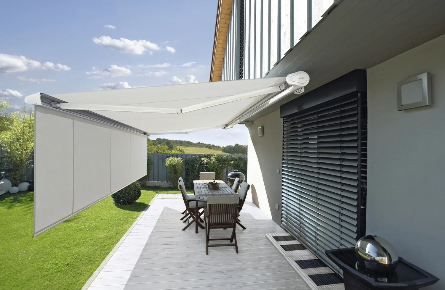Moderne Terrassenmarkise mit seitlichem Sichtschutz