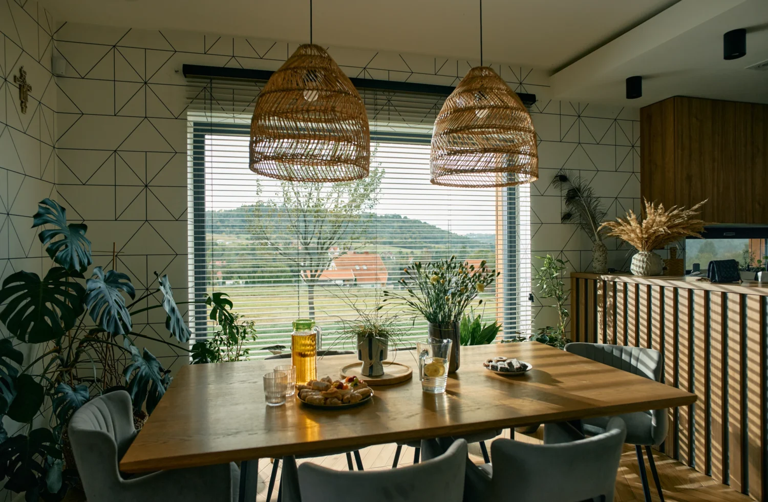 Modernes Esszimmer mit Holzelmenten und Alu-Jalousie