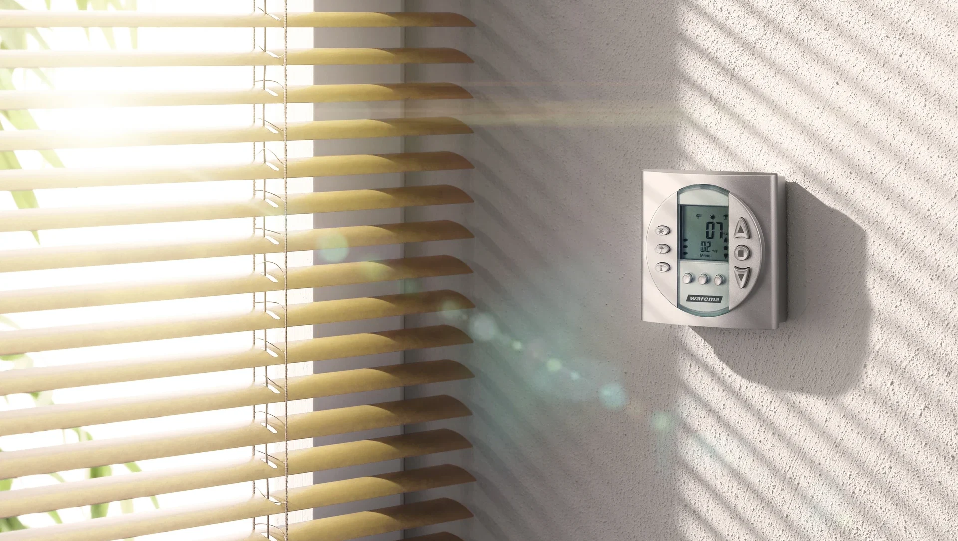 Sonnenlicht fällt durch Jalousien auf eine Wand mit einem digitalen Thermostat