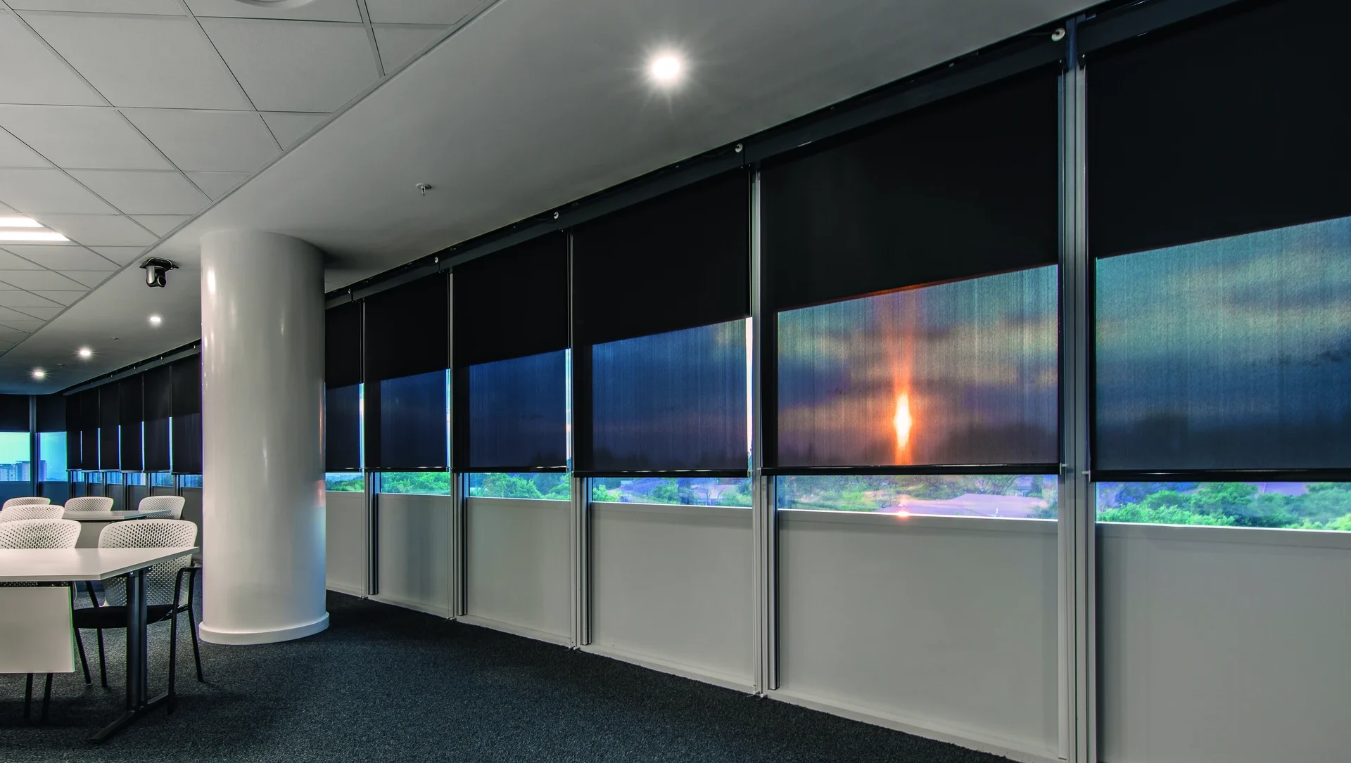 Moderne Bürojalousien bei Sonnenuntergang