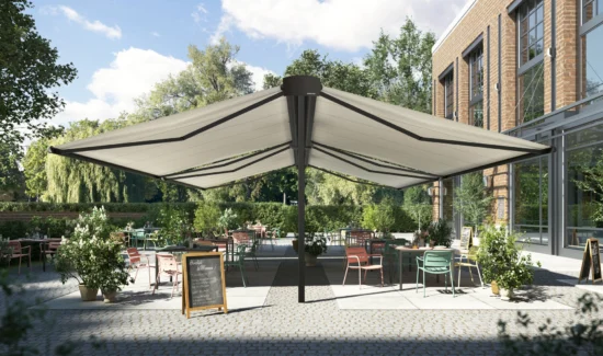 Moderne Terrassenüberdachung in einem sonnigen Außenbereich mit stilvollen Möbeln