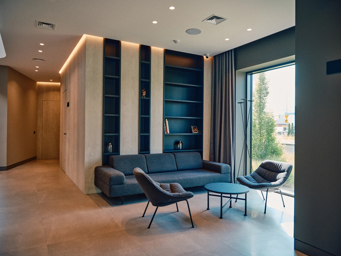 Elegantes Wohnzimmer mit moderne Architektur - Vorhänge