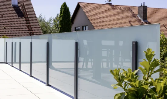 Moderne Glasabtrennung auf einer Terrasse mit Sichtschutz und Pflanzen