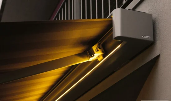 Moderne Markise mit LED-Beleuchtung von Warema