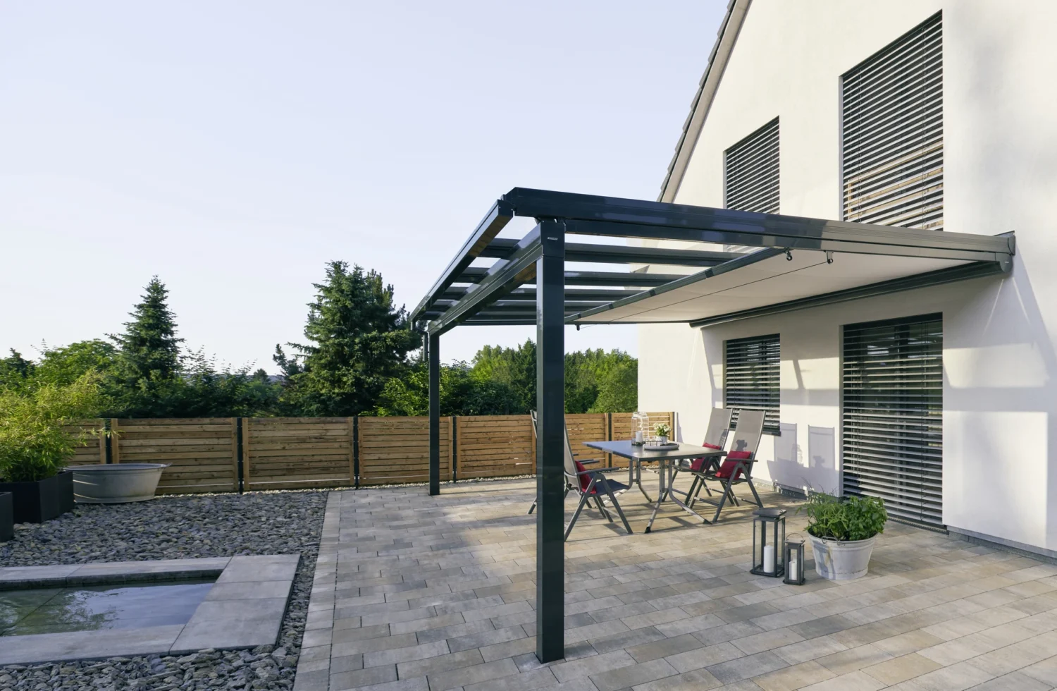 Moderne Terrassenüberdachung mit Gartenmöbeln